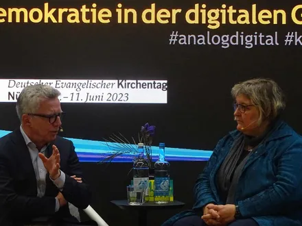 Thomas de Maizière und Heike Springhart im Gespräch