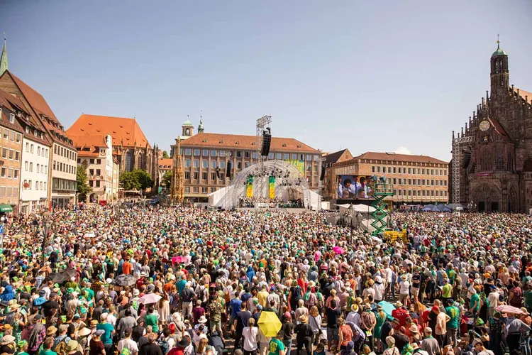 Hauptmarkt Nürnberg mit Bühne und vielen Menschen