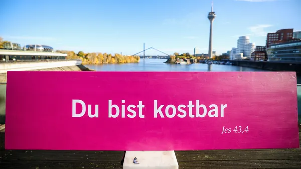 du bist kostbar ein Banner vor der Düsseldorfer Skyline